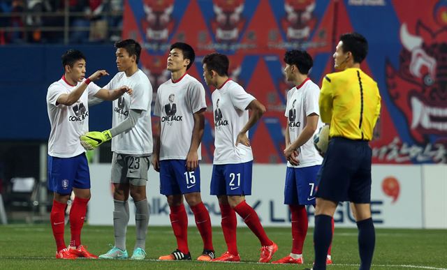 27일 오후 대전월드컵경기장에서 열린 축구 국가대표팀 평가전 대한민국 대 우즈베키스탄과의 경기. 경기에 앞서 선수들이 투병 중인 이광종 감독의 사진이 담긴 티셔츠를 입고 쾌유를 기원하고 있다. 연합뉴스