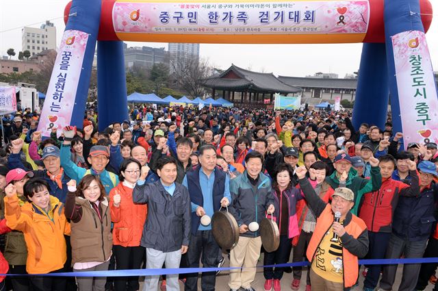 한국일보사와 서울 중구가 공동주최하는 제447회 거북이 마라톤 '중구민 한가족 걷기대회'가 29일 오전 서울 남산골 한옥마을에서 열렸다. 공동대회장인 최창식 서울 중구청장(앞줄 왼쪽부터 여섯번째)과 이종승 한국일보 사장(앞줄 왼쪽부터 다섯번째) 등 참석자들이 힘차게 출발을 외치고 있다./홍인기기자 hongik@hk.co.kr