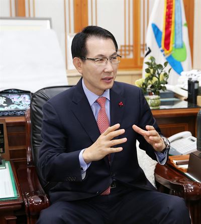 이완섭 서산시장은 우리나라 3대 석유화학단지로서의 위상과 갈수록 여객과 화물 물동량이 증가하고 있는 대산항의 발전을 고려하여 대산-당진간 고속도로 건설이 반드시 이루어져야 한다고 역설했다. 서산시 제공