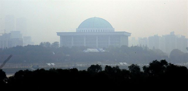 안개 속 국회의사당. 한국일보 자료사진