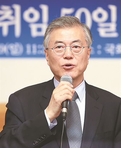 문재인 새정치민주연합 대표가 취임 50일을 맞은 29일 국회 사랑재에서 기자간담회를 갖고 있다. 연합뉴스