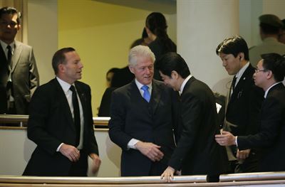 아베 신조 일본 총리가 장례식장에 들어서자 조문객으로 미리 와 있던 빌 클린턴 전 미국 대통령(아베 총리 왼쪽) 토니 애벗(앞줄 맨 왼쪽) 호주 총리가 맞이하고 있다. 싱가포르=AP 연합뉴스