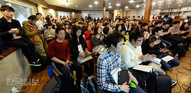 26일 오후 서울 중구 스페이스노아 강연장에서 열린 한국일보 주최 제55회 한국출판문화상 수상작 '한국 자본주의' 북콘서트에 참가한 청중들이 진지한 자세로 메모하며 장하성 고려대 교수의 강연을 경청하고 있다. 배우한기자 bwh3140@hk.co.k