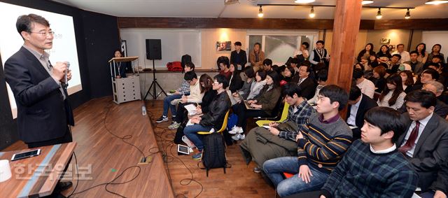 26일 오후 서울 중구 스페이스노아 강연장에서 열린 한국일보 주최 제55회 한국출판문화상 수상작 '한국 자본주의' 북콘서트에서 장하성 고려대 교수가 '3무시대 3포세대의 희망'에 대해 말하고 있다. 배우한기자 bwh3140@hk.co.k