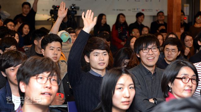 26일 오후 서울 중구 스페이스노아 강연장에서 열린 제55회 한국출판문화상 수상작 '한국 자본주의' 북콘서트에서 청중들이 장하성 고려대 교수에게 질문을 하기 위해 손을 들고 있다. 배우한기자 bwh3140@hk.co.k