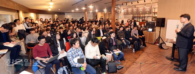 26일 오후 서울 중구 스페이스노아 강연장에서 열린 제55회 한국출판문화상 수상작 '한국 자본주의' 북콘서트에서 장하성 고려대 교수가 '3무시대 3포세대의 희망'에 대해 말하고 있다. 배우한기자 bwh3140@hk.co.k