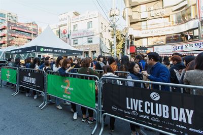 27일 오후 서울 서교동 KT&G상상마당 건너편에 마련된 티켓부스에서 예매한 티켓을 팔찌로 바꾸기 위해 관객들이 줄을 서서 기다리고 있다. 라이브클럽데이 제공