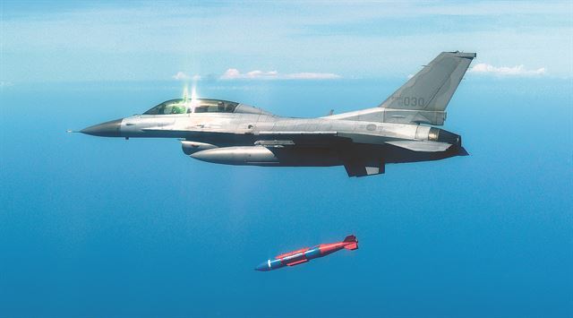 공군 KF-16 전투기가 최신 GPS 정밀유도폭탄인 JDAM(GBU-31, Joint Direct Attack Munition)을 시험발사하고 있다. 공군 제공