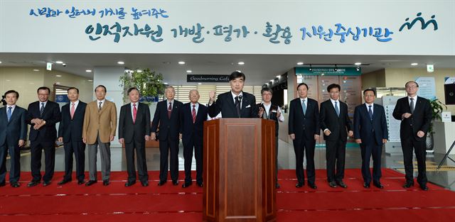 박영범(가운데) 한국산업인력공단 이사장이 지난 17일 울산 중구 종가로 공단본부에서 열린 새로운 비전 선포식에서 "국민에게 최고의 인적자원개발 서비스를 제공하겠다"고 다짐하고 있다. 한국산업인력공단 제공