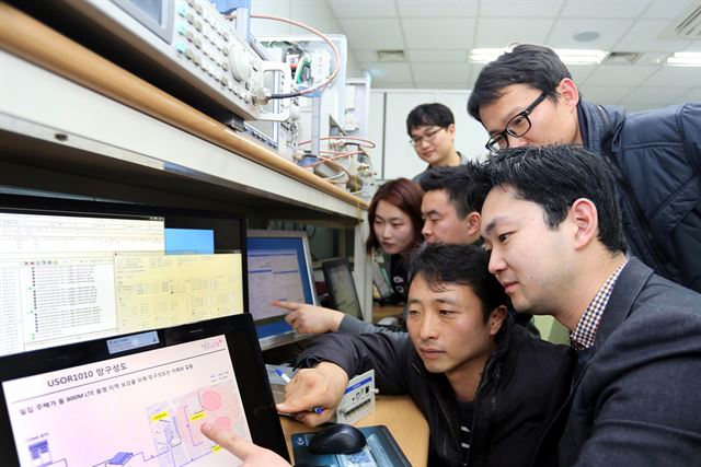 서울 독산동에 위치한 LG유플러스 기술개발센터 실험실에서 LG유플러스 협력사 직원들이 통신장비 개발 시험을 하고 있다. LG유플러스 제공