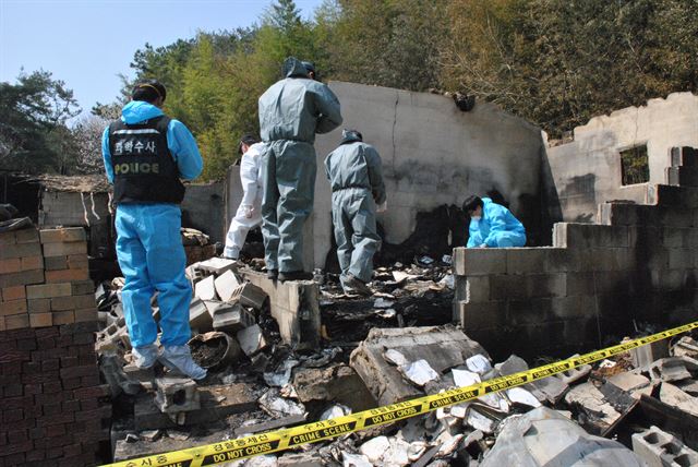 26일 화재로 '훈민정음 해례본 상주본'이 소실되거나 도난 당했을 것이라는 소장자 배모씨의 주장이 제기된 가운데 30일 경북 상주시 낙동면 구잠리 배씨 집에서 경찰이 감식작업을 하고 있다. 상주=뉴시스