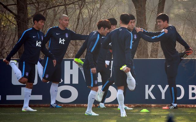 30일 오후 경기도 파주 국가대표트레이닝센터(NFC)에서 차두리 등 축구대표팀 선수들이 훈련하고 있다.