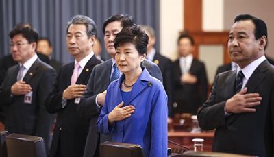 박근혜 대통령이 31일 청와대에서 열린 국무회의에 참석해 국민의례를 하고 있다. 홍인기기자 hongik@hk.co.kr