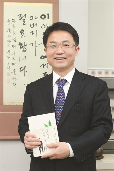 법정에서는 엄해 ‘호통판사’라는 별명도 갖고 있는 천종호 판사는 갈수록 “든든한 나무가 돼 주던 아버지의 모습이 사라지는 것 같다”고 안타까워했다.