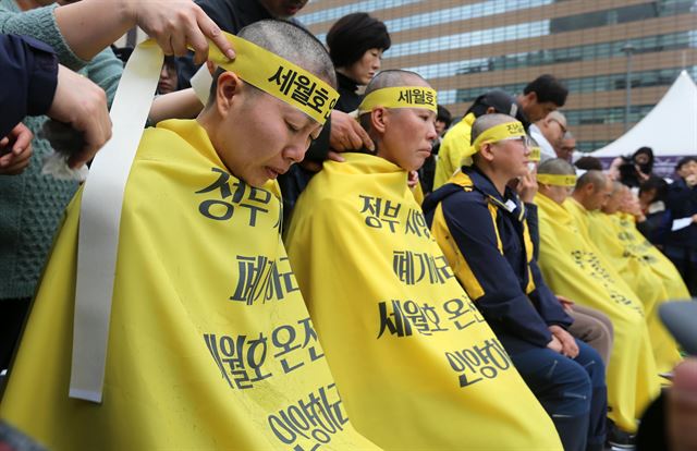 세월호 희생자 및 피해자 가족들이 2일 오후 광화문광장에서 세월호 선체인양과 진상규명, 희생자 배·보상 절차 중단을 촉구하며 삭발식을 하고 있다. 연합뉴스