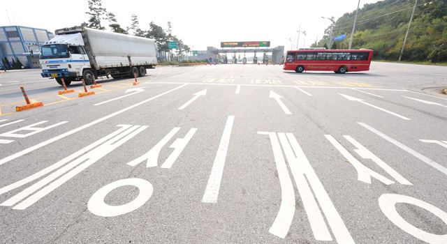 차량들이 남북출입국사무소앞을 지나고 있다. 한국일보 자료사진