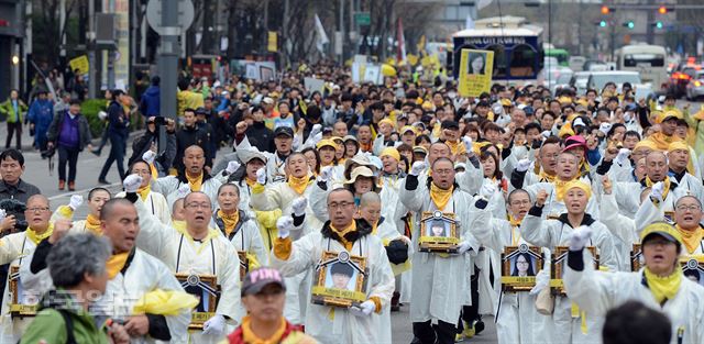 세월호 희생자 유가족들이 5일 오후 안산분향소에서 광화문까지의 1박2일 도보행진을 하며 정부시행령 폐기와 세월호 인양 을 촉구 하는 구호를 외치고 있다. 신상순 선임기자ssshin@hk.co.kr