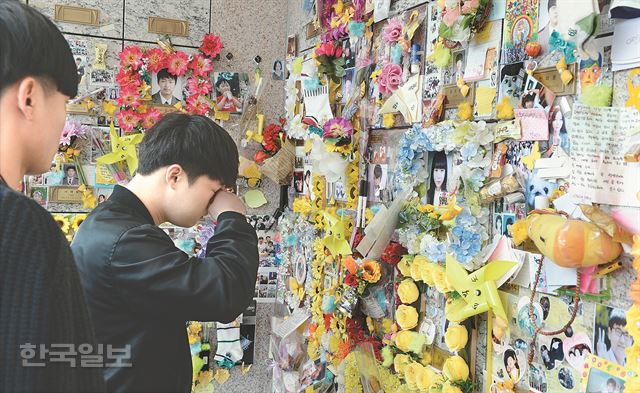 5일 세월호 참사로 희생된 단원고 학생 103명의 유해가 안치된 경기 안산 하늘공원에서 희생 학생의 친구들이 애도하며 눈물을 흘리고 있다. 신상순 선임기자 ssshin@hk.co.kr