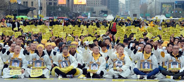 세월호 유가족들이 5일 오후 안산 정부합동분향소에서 서울 광화문 광장까지의 1박2일 도보행진을 끝낸 후 세월호 특별법 시행령안 폐기와 세월호 선체 인양을 촉구하는 구호를 외치고 있다. 앞서 이들은 진상규명에 대한 의지를 표명하기 위해 삭발식을 거행했다. 신상순 선임기자ssshin@hk.co.kr