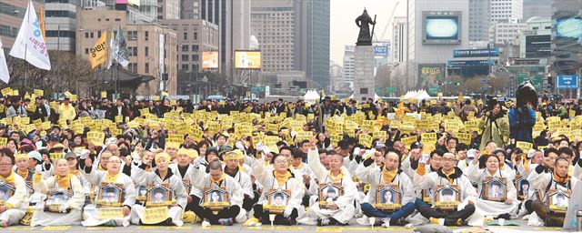 세월호 유가족들이 5일 오후 경기 안산 정부합동분향소에서 서울 광화문 광장까지의 1박 2일 도보행진을 끝낸 후 세월호 특별법 시행령안 폐기와 세월호 선체 인양을 촉구하는 구호를 외치고 있다. 앞서 이들은 진상규명에 대한 의지를 표명하기 위해 삭발식을 거행했다. 신상순 선임기자 ssshin@hk.co.kr