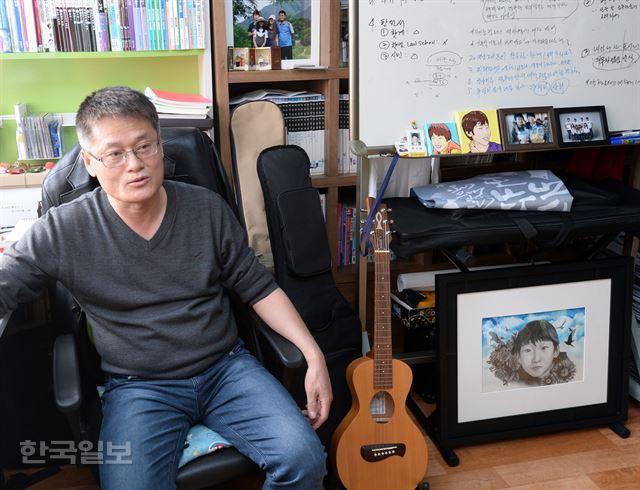 세월호 참사 단원고 희생자 박수현군의 아버지 박종대씨가 5일 오후 경기 안산 고잔동 자택의 수현군 방에서 아들의 '버킷리스트'를 대신 실천하고 있는 사연을 설명하고 있다. 홍인기기자 hongik@hk.co.kr