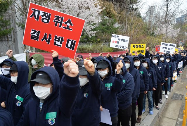 서울외국어고등학교 학부모들이 6일 오전 서울시교육청 앞에서 서울시교육청의 서울외고 대한 운영성과 평가에서 특목고 및 특성화중학교 기준에 미달된다는 발표에 항의, 평가점수 공개를 촉구하는 집회를 열고 구호를 외치고 있다. 서울시교육청은 지난 2일 특목고 10개교와 특성화중 3개교 등 13개 학교에 대해 지난 5년간의 운영성과 평가 결과를 발표하며 기준점수보다 낮은 점수를 받은 서울외고, 영훈국제중 두개 학교를 청문 대상학교로 확정했고 이달 중순께 청문을 진행한다. 이 청문을 통해 특목고 및 특성화중 등의 지정 취소 여부를 최종 결정해 교육부의 지정 취소 동의 절차를 거치게 된다. 최종 확정 될 경우 이 두 학교는 특목고 및 특성화중에서 지정 취소된다. 뉴시스