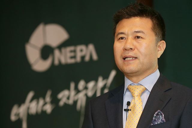 박창근 네파 대표가 6일 오전 서울 중구 소공동 롯데호텔에서 열린 기자간담회에서 하이브리드 경영을 통해 2020년까지 1조 3,000억원의 매출을 달성하겠다는 비전을 발표하고 있다. 네파 제공 /2015-04-06(한국스포츠경제)