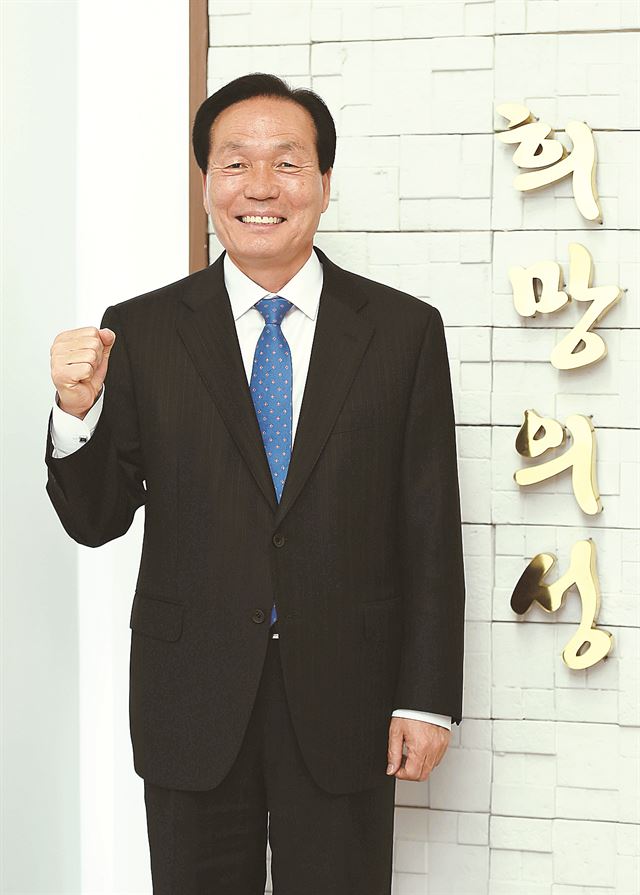 김주수 의성군수가 씨름과 컬링 등을 앞세운 스포츠 마케팅으로 지역 경제 활성화를 이끌겠다는 포부를 밝히며 파이팅을 외치고 있다. 의성=임민환기자 limm@sporbiz.co.kr /2015-04-02(한국스포츠경제)