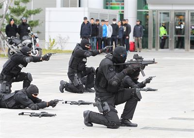 경찰특공대원들이 7일 오후 대구 엑스코에서 테러범 진압훈련을 하고 있다. 대구지방경찰청 제공