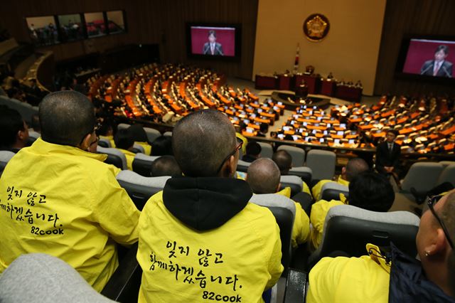 세월호 유가족들이 8일 국회본회의장에서 새누리당 유승민 원내대표의 교섭단체대표연설을 방청하고 있다. 연합뉴스