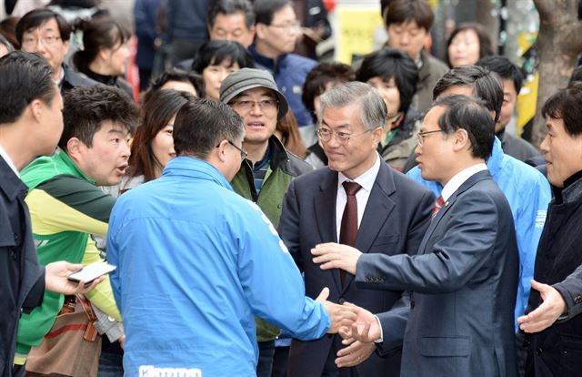 문재인 새정치민주연합 대표가 7일 오후 인천 서구 강화 을에 출사표를 던진 신동근 후보 지원유세를 하며 시민들에게 인사하고 있다. 뉴시스