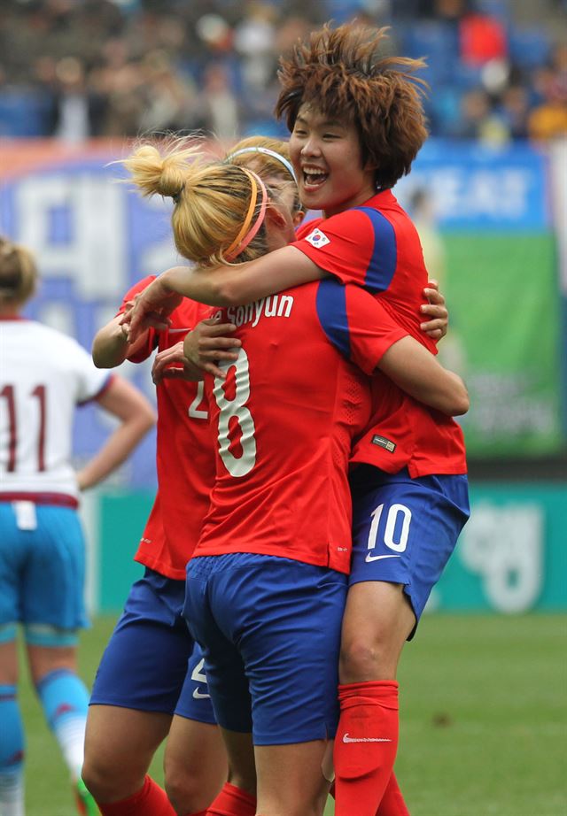 한국 여자축구대표팀의 조소현(오른쪽)이 8일 대전 유성구 대전월드컵경기장에서 열린 여자축구 러시아와 국가대표 평가전에서 선제 골을 넣은 뒤 지소연과 기쁨을 나누고 있다. 한국의 2-0 승리. 대전=연합뉴스