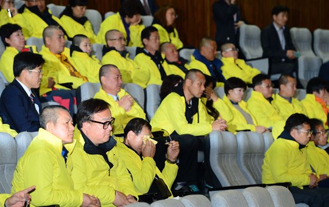 세월호 유가족들이 8일 국회본회의장에서 새누리당 유승민 원내대표의 교섭단체대표연설을 방청하고 있다. 오대근기자 inliner@hk.co.kr