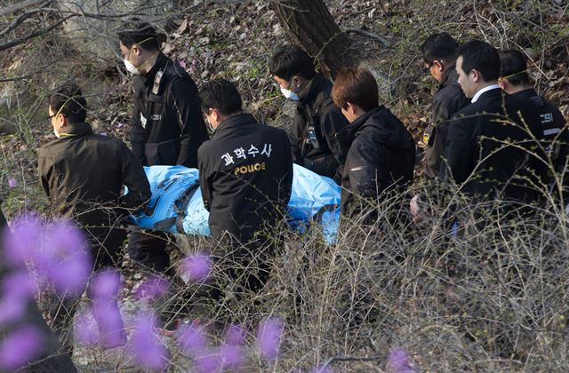 9일 오후 북한산 형제봉 매표소 인근에서 숨진 채 발견된 성완종 전 경남기업 회장의 시신을 경찰 관계자들이 옮기고 있다. 성 전 회장은 자원외교 비리 의혹에 연루돼 사전 구속영장이 청구된 상태였다. 연합뉴스