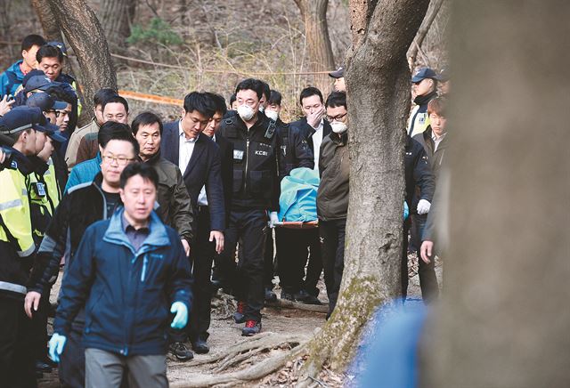 성완종 전 경남기업 회장이 영장실질심사를 앞두고 숨진채 발견된 9일 서울 북한산 형제봉 매표소 인근에서 경찰들이 성 전 회장의 시신을 수습해 내려오고 있다. 한국일보 자료사진