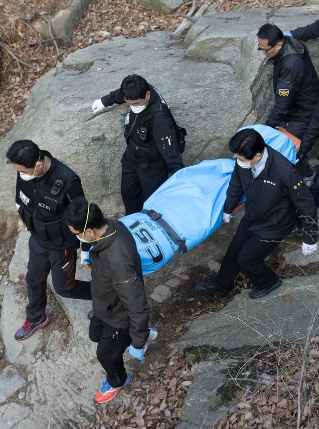 9일 오후 북한산 형제봉 매표소 인근에서 숨진 채 발견된 성완종 전 경남기업 회장의 시신을 경찰 관계자들이 옮기고 있다. 성 전 회장은 자원외교 비리 의혹에 연루돼 사전 구속영장이 청구된 상태였다. 연합뉴스