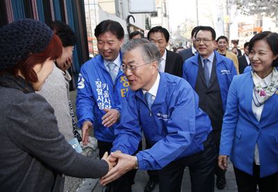 문재인 새정치민주연합 대표는 이날 서울 관악구 난곡사거리에서 관악을에 출마한 정태호 후보와 함께 시민들에게 지지를 호소하고 있다. 연합뉴스