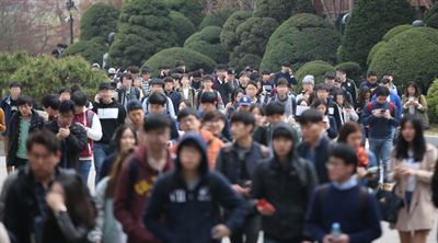 12일 오전 서울 강남 단대부고에서 열린 삼성직무적성검사(SSAT)를 치른 수험생들이 고사장을 나오고 있다. 연합뉴스