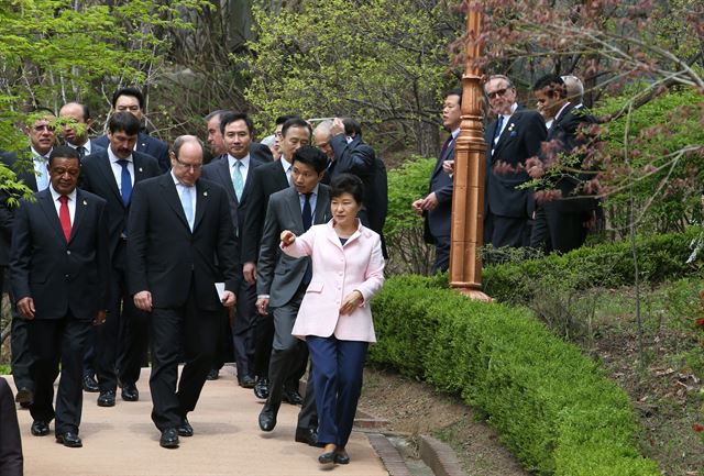 박근혜 대통령이 12일 오후 대구 계명대학교에서 열린 제7차 셰계물포럼 환영오찬에서 오찬을 마친 뒤 주요 참석자들과 기념촬영하기 위해 촬영장으로 내려오고 있다. 연합뉴스