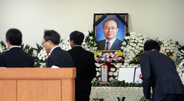 검찰이 성완종 전 경남기업 회장의 정치권 금품 제공 의혹에 대해 정식 수사에 착수하기로 한 12일, 충남 서산에 마련된 성 전 회장의 빈소를 찾은 조문객들이 헌화·분향하고 있다. 연합뉴스