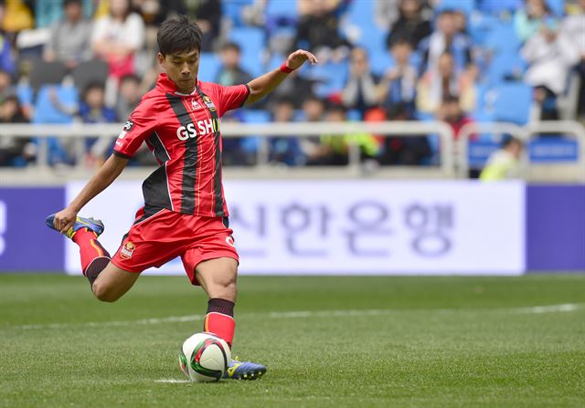 박주영(30ㆍFC서울)이 12일 인천축구전용경기장에서 열린 인천 유나이티드와의 원정 경기에서 전반 9분 페널티킥으로 선제골을 넣고 있다. 박주영의 K리그 7년만의 골이다. 인천= 뉴시스