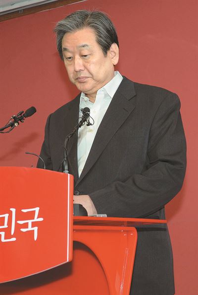 12일 김무성 새누리당 대표는 서울 여의도 당사에서 기자 회견을 열어 검찰의 신속하고 철저한 수사를 촉구했다. 오대근기자 inliner@hk.co.kr