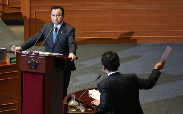 새정치민주연합 정청래 의원이 13일 국회에서 열린 정치분야 대정부질문에서 이완구 국무총리에게 성완종 메모에 대해 질문하고 있다. 연합뉴스