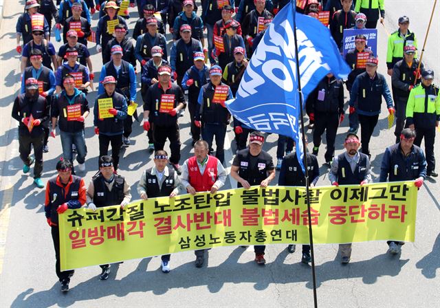 11일 경북 구미에서 한화그룹으로 매각될 예정인 삼성테크윈·삼성종합화학·삼성토탈·삼성탈레스 등 삼성그룹 4개사 직원 2,500명이 매각에 반대하며 거래행진과 집회를 열고 있다. 연합뉴스