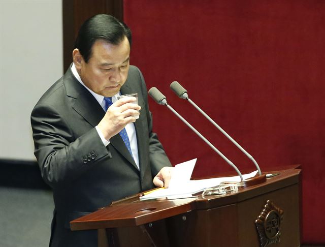 이완구 국무총리가 13일 국회 본회의장에서 열린 정치분야 대정부질문에서 물을 마시고 있다. 연합뉴스