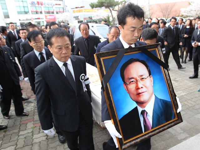 성완종 전 경남회장 발인예배가 열린 13일 오전 충남 서산시 서산중앙감리교회에 운구 행렬이 들어서고 있다. 연합뉴스