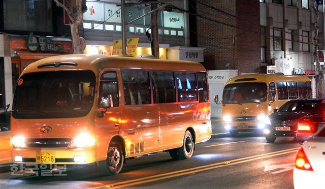 13일 오후 서울 강남구 대치동 학원가에서 지입버스들이 학생들을 실어 나르고 있다. 명목상으로만 운수회사에 등록해놓고 실제로는 지입차주가 사업주처럼 운행하는 지입차량으로 학생들을 실어 나르는 것은 현행법상 불법이다. 배우한기자 bwh3140@hk.co.kr