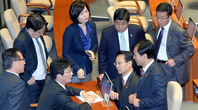 대정부 질문 이틀째인 14일 국회 본회의장에서 안규백(오른쪽) 새정치민주연합 원내수석 부대표가 유승민(왼쪽) 새누리당 원내대표 자리로 찾아와 새누리당 원내지도부와 얘기를 나누고 있다. 뉴시스