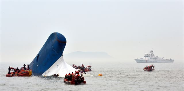 지난해 4월 16일 세월호가 바다에 잠기고 있는 모습. 한국일보 자료사진.