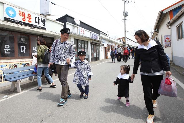 득량역 인근 거리에는 다방, 이발소 등이 들어서 추억의 거리로 조성된다. 코레일 제공